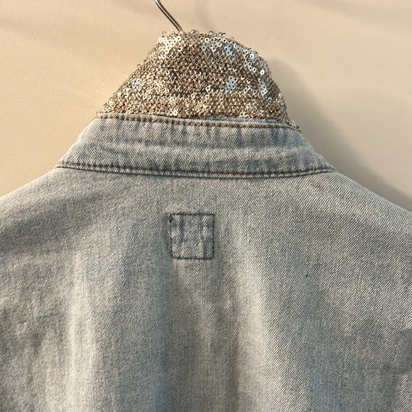 True Craft Denim Distressed Jacket Light Wash Sparkle Collar - Picture 6 of 10